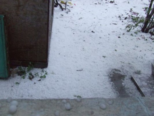 Străzi şi locuinţe inundate, zone acoperite de un strat gros de grindină